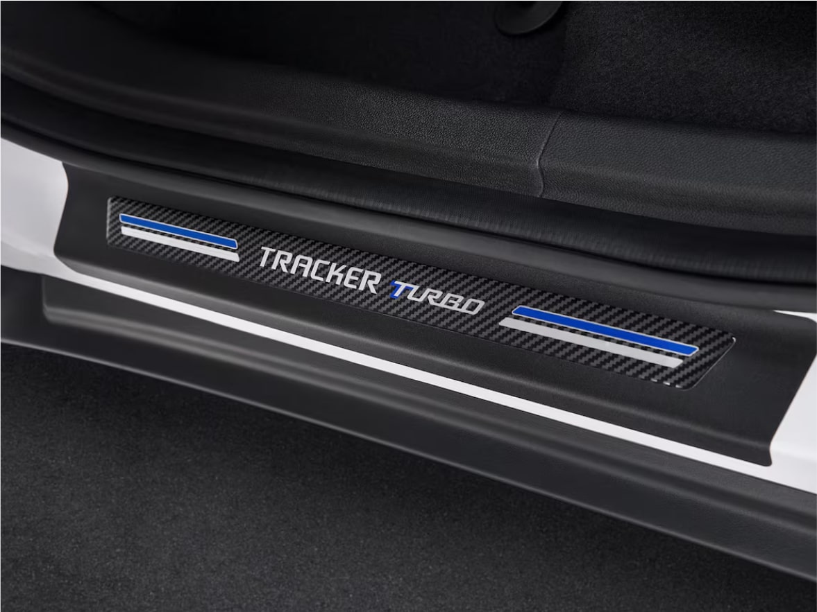 Imagem da soleira de porta resinada do Chevrolet Tracker Turbo 2026