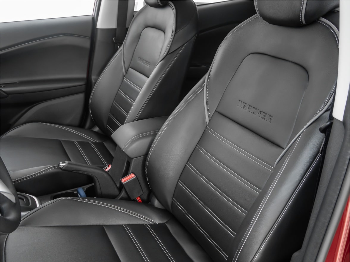 Imagem dos bancos dianteiros do Chevrolet Tracker 2026 com revestimento premium