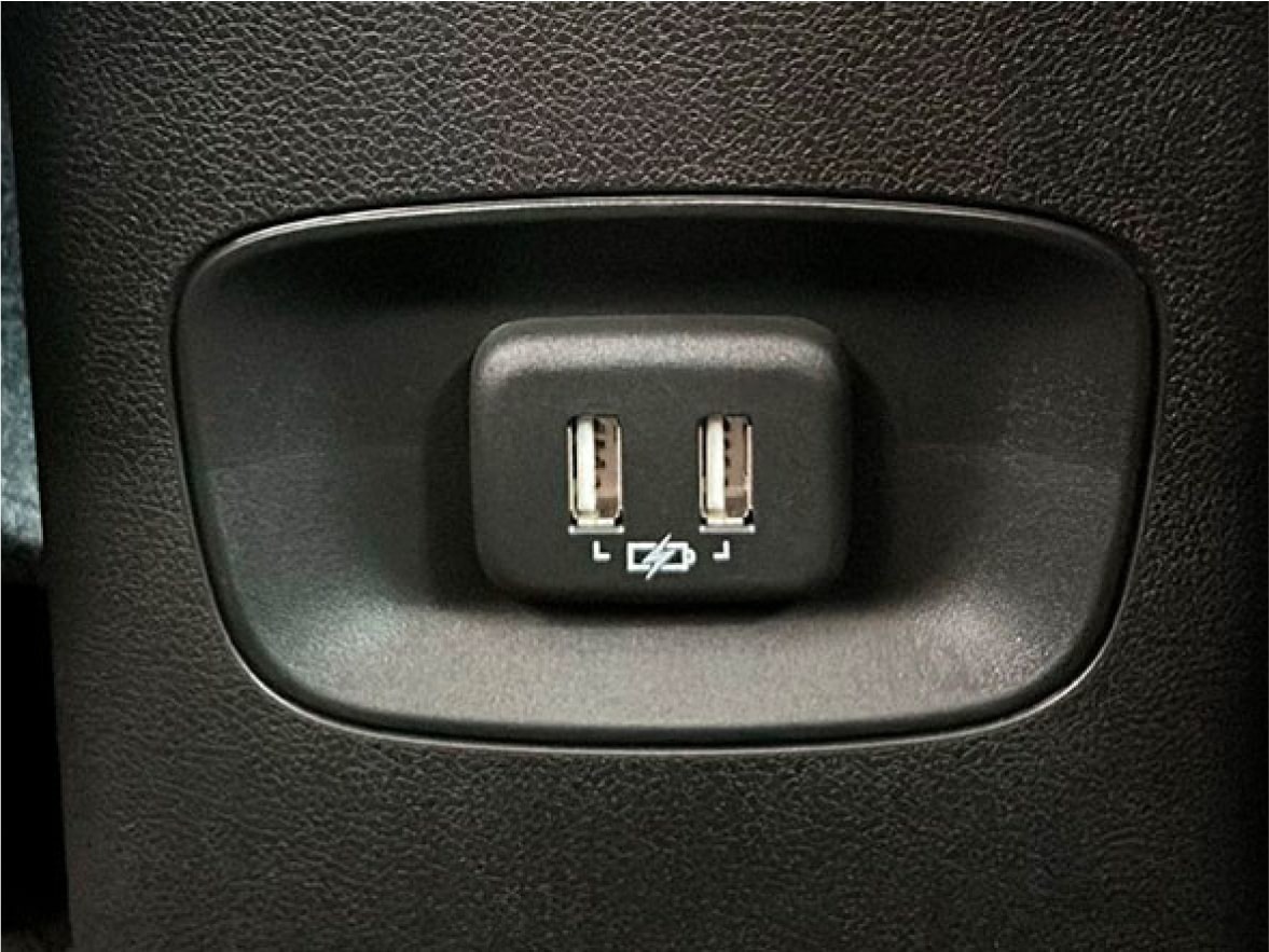 Dispositivos sempre carregados com a entrada USB traseira, prática e acessível para os passageiros.