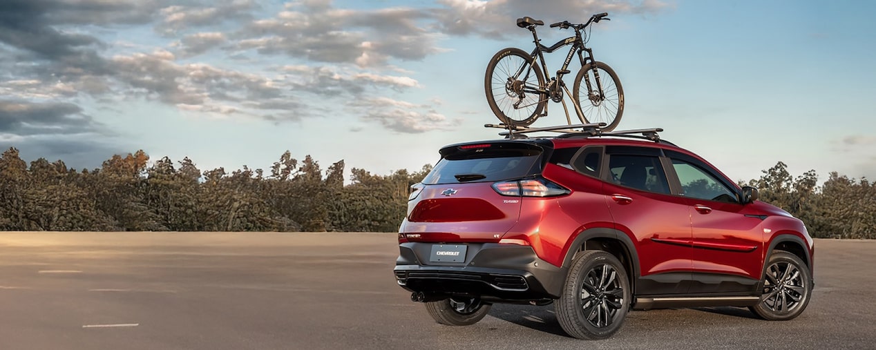 Masthead com Chevrolet Tracker 2026 estacionado e com uma bicicleta presa no rack de teto