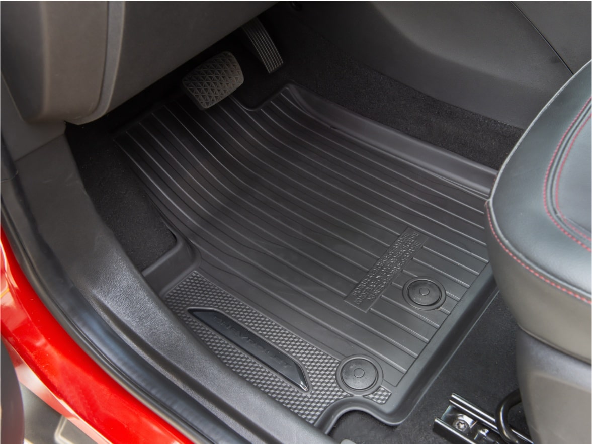 Imagem do jogo de tapetes com bordas elevadas do Chevrolet Tracker 2026