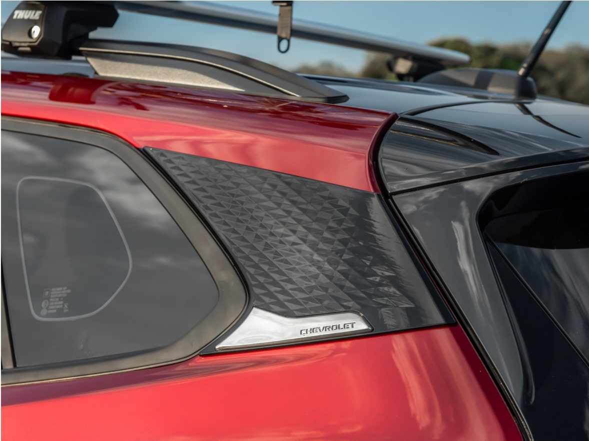 Imagem do aplique ornamental de coluna C no Chevrolet Tracker 2026