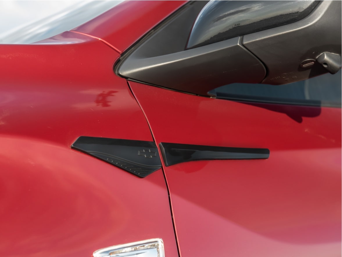 Imagem do aplique ornamental de para-lama no Chevrolet Tracker 2026