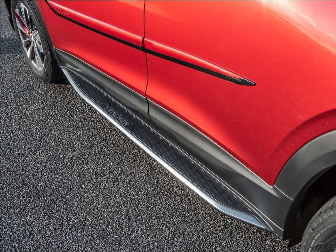 Imagem do friso de porta na cor vermelho scarlet jinx no Chevrolet Tracker 2026