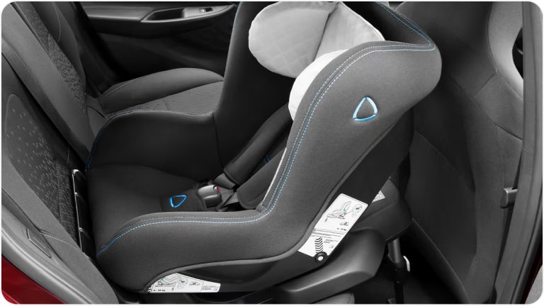 Imagem da base ISOFIX para cadeirinha infantil da linha de acessórios originais Chevrolet para o Tracker 2026