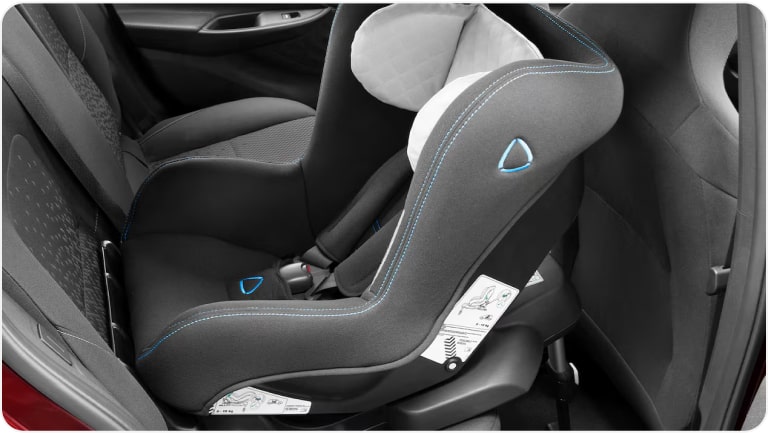 Imagem da cadeirinha infantil mid plus da linha de acessórios originais Chevrolet para o Tracker 2026