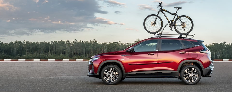 Masthead com Chevrolet Tracker 2026 estacionado e com uma bicicleta presa no rack de teto