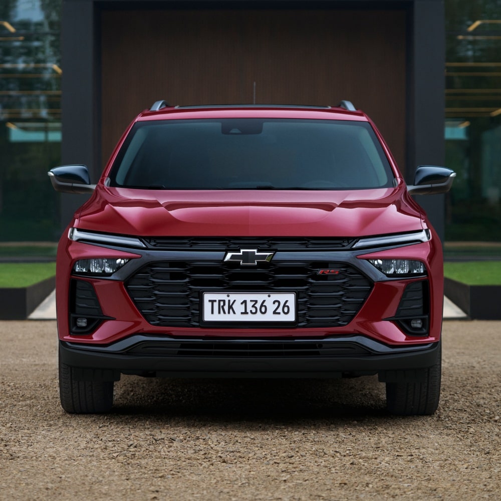 Chevrolet Tracker RS AT Turbo na cor Vermelho Scarlet visto de frente, estacionado em ambiente externo.