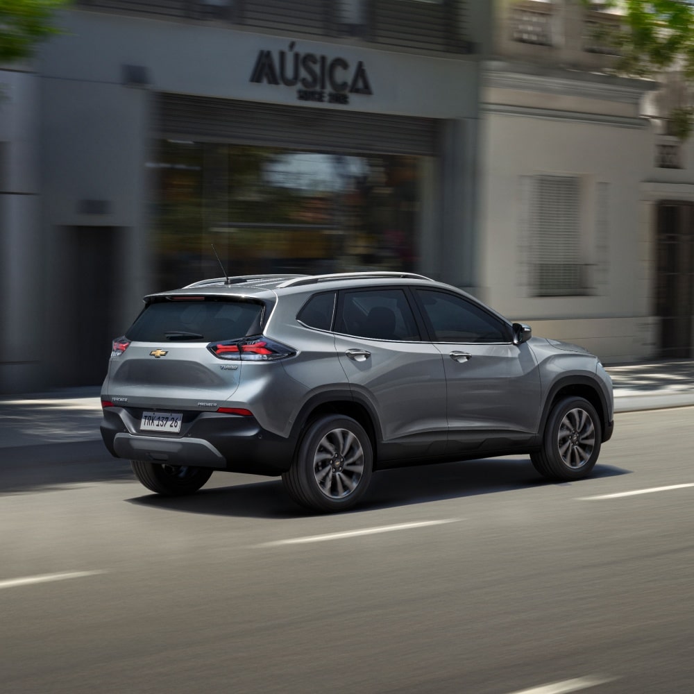 Chevrolet Tracker na cor prata shark na rua em movimento.