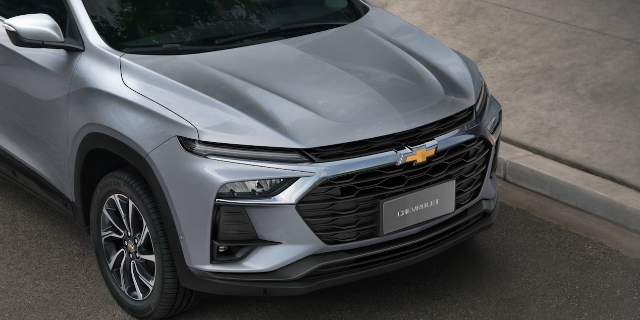 Frente do Chevrolet Tracker Premier AT Turbo na cor prata shark.