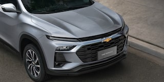 Frente do Chevrolet Tracker Premier AT Turbo na cor prata shark.