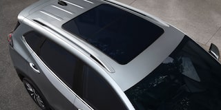 Teto solar panorâmico do Chevrolet Tracker Premier AT Turbo na cor prata shark.