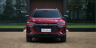 Chevrolet Tracker RS AT Turbo na cor Vermelho Scarlet visto de frente, estacionado em ambiente externo.