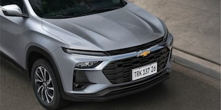 Frente do Chevrolet Tracker Premier AT Turbo na cor prata shark.