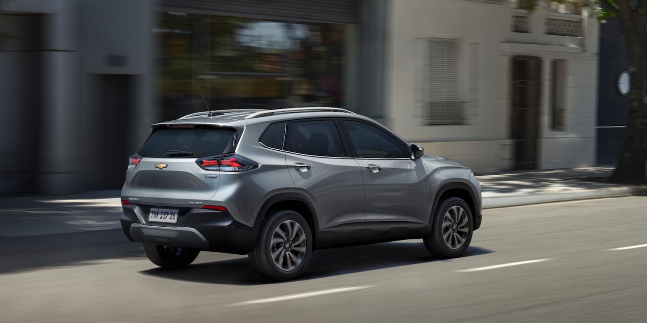 Chevrolet Tracker na cor prata shark na rua em movimento.