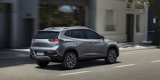 Chevrolet Tracker na cor prata shark na rua em movimento.