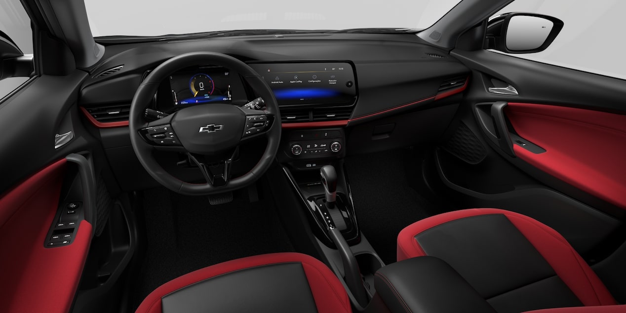 Interior do Chevrolet Tracker mostrando o painel e bancos, na cor high gloss.