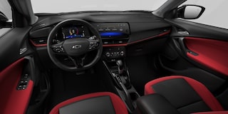 Interior do Chevrolet Tracker mostrando o painel e bancos, na cor high gloss.