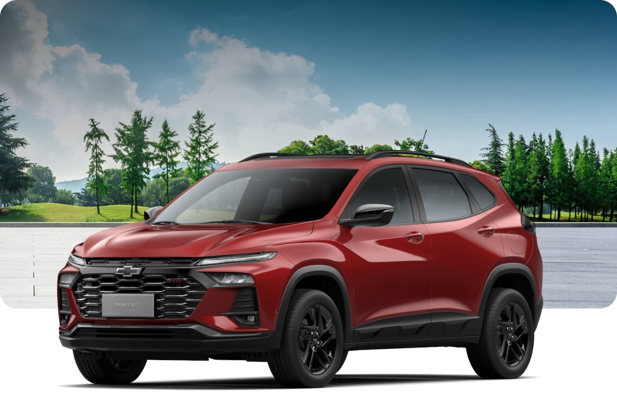 Chevrolet Tracker RS AT Turbo na cor Vermelho Scarlet, em ambiente externo com gramado e céu aberto. 