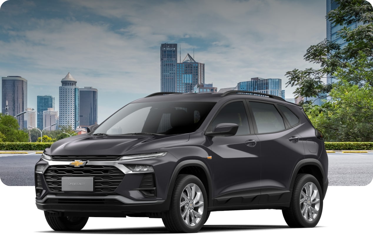 Chevrolet Tracker LTZ AT Turbo na cor Cinza Rush, com prédios ao fundo.