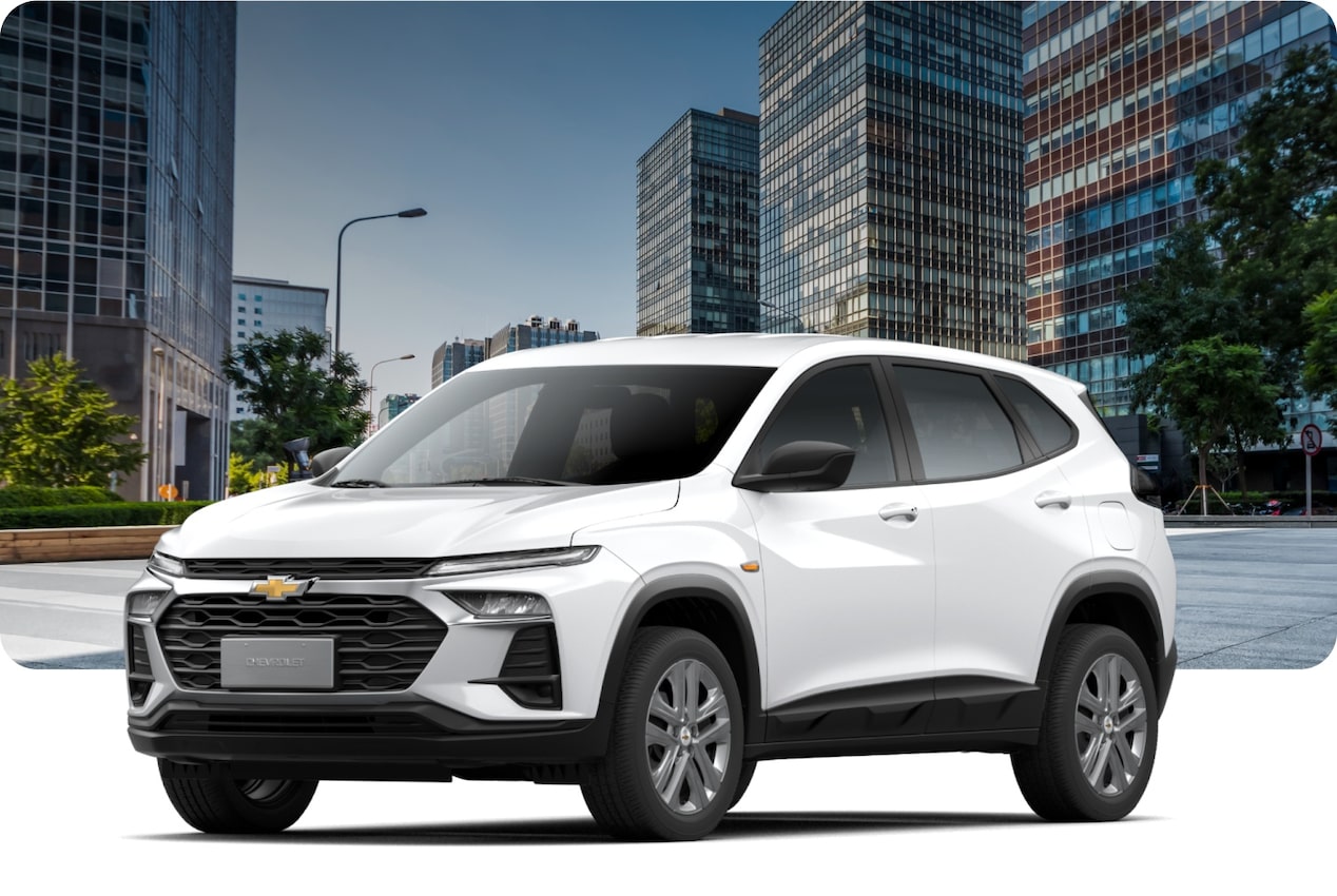 Chevrolet Tracker AT Turbo na cor Branco Summit, em ambiente urbano com prédios ao fundo.