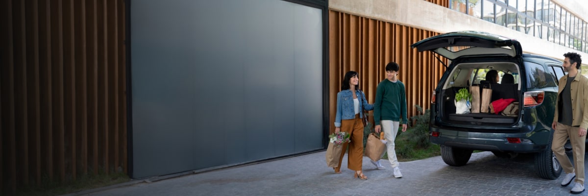 Chevrolet Trailblazer estacionado, com o porta-malas aberto, enquanto uma família (mãe, pai e filho) carregam o SUV para mais uma super-aventura!
