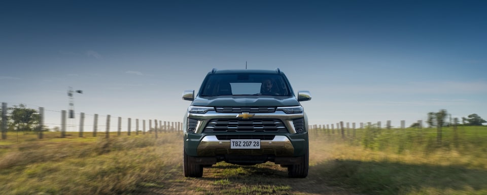 Chevrolet Trailbalzer visto de frente em uma estrada off-road.