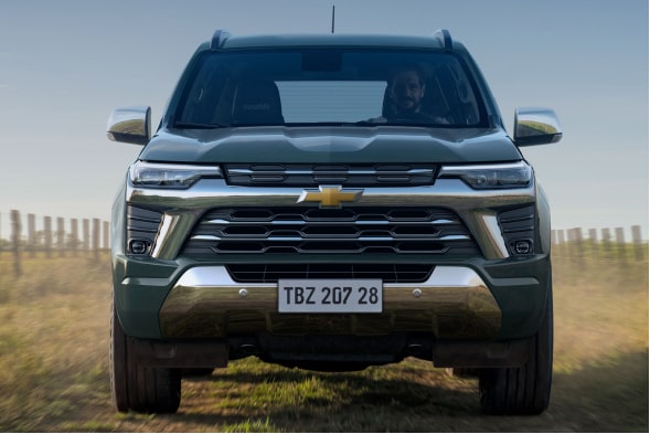 Chevrolet Trailbalzer visto de frente em uma estrada off-road.