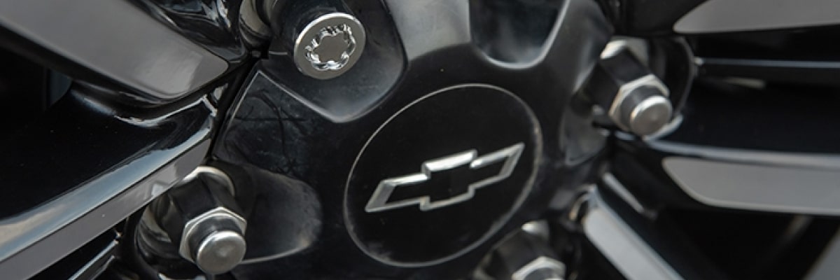 Detalhe do logo Chevrolet na roda de um Chevrolet Trailblazer.