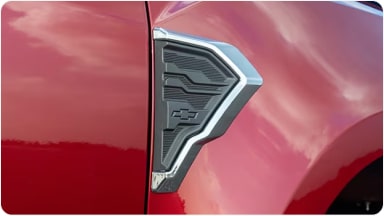 Aplique ornamental de para-lama cromado da linha de acessórios originais Chevrolet para o SUV Trailblazer.