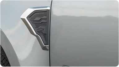 Aplique ornamental de para-lama escurecido da linha de acessórios originais Chevrolet para o SUV Trailblazer.