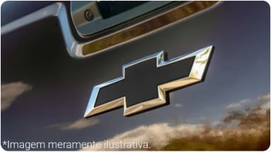 Emblema Chevrolet traseiro na cor preta da linha de acessórios originais Chevrolet para o SUV Trailblazer.