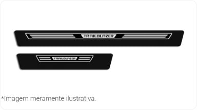 Soleira resinada preta da linha de acessórios originais Chevrolet para o SUV Trailblazer.