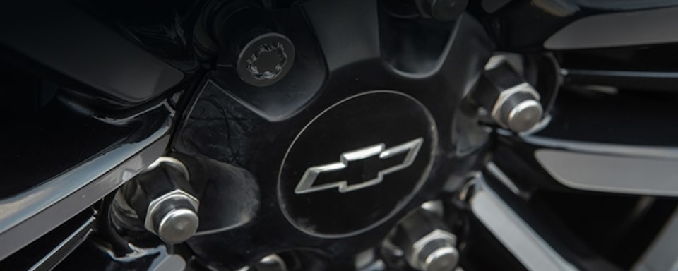 Detalhe do logo Chevrolet na roda de um Chevrolet Trailblazer.