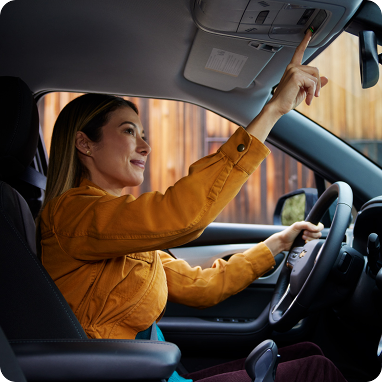 Mulher mexendo no botão de OnStar da Chevrolet
