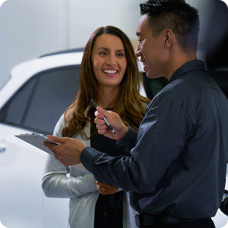 Mulher em concessionária Chevrolet