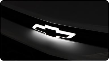 Logo da Chevrolet aceso.
