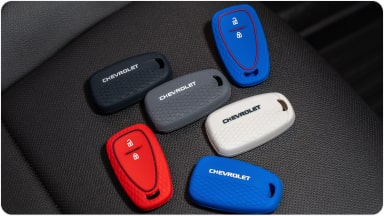 Diversas capas de silicone para as chaves.  Temos uma completamente azul, outra azul com detalhe em vermelho, uma branca, uma cinza, uma preta e uma vermelha com detalhe preto.
