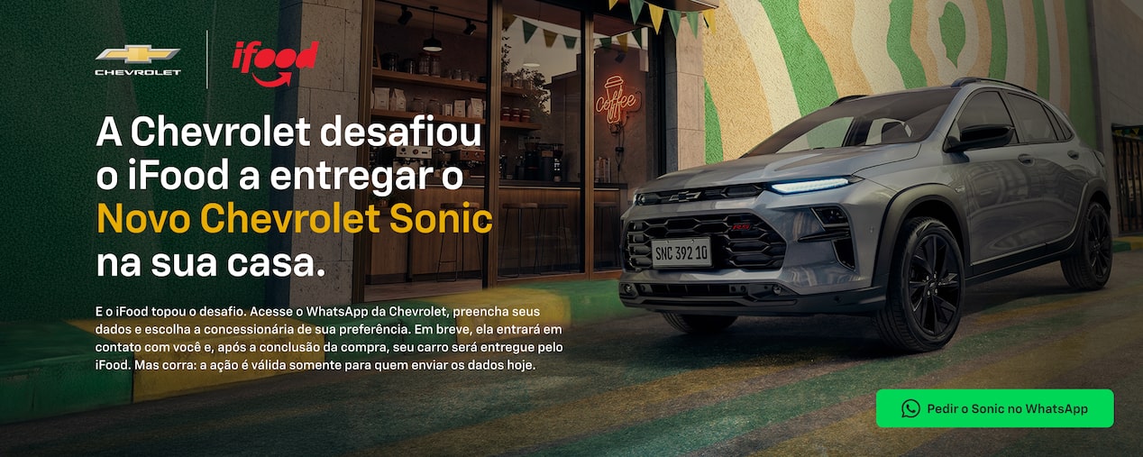 Banner da Chevrolet e iFood mostrando um Chevrolet Sonic cinza em frente a uma cafeteria e promovendo a entrega do veículo na casa do cliente.