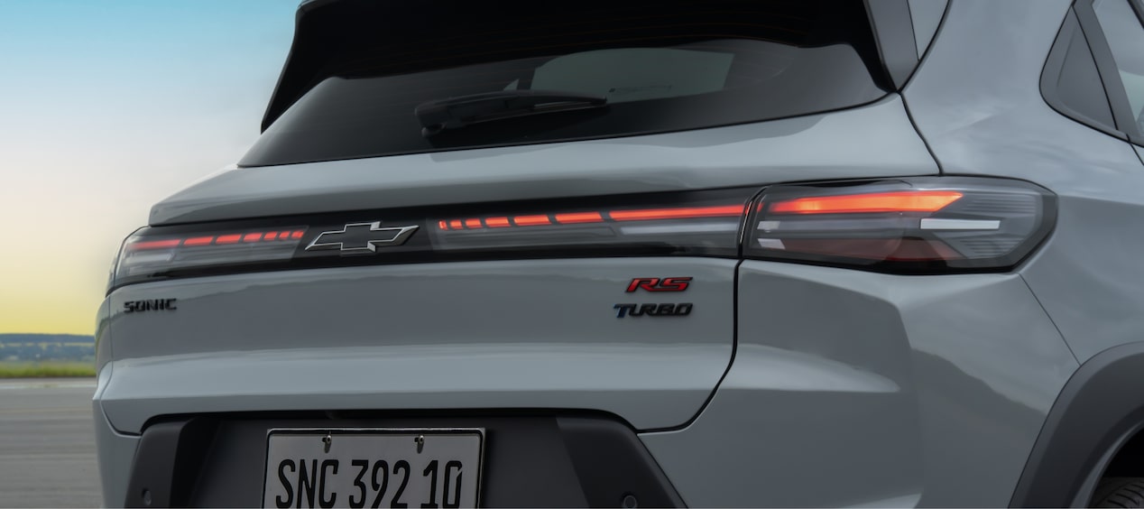 Traseira do Chevrolet Sonic com as luzes em LED e freio ligadas.