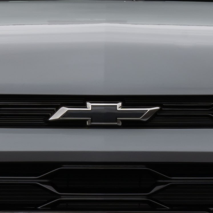 Destaque para o logo da Chevrolet na frente do veículo.