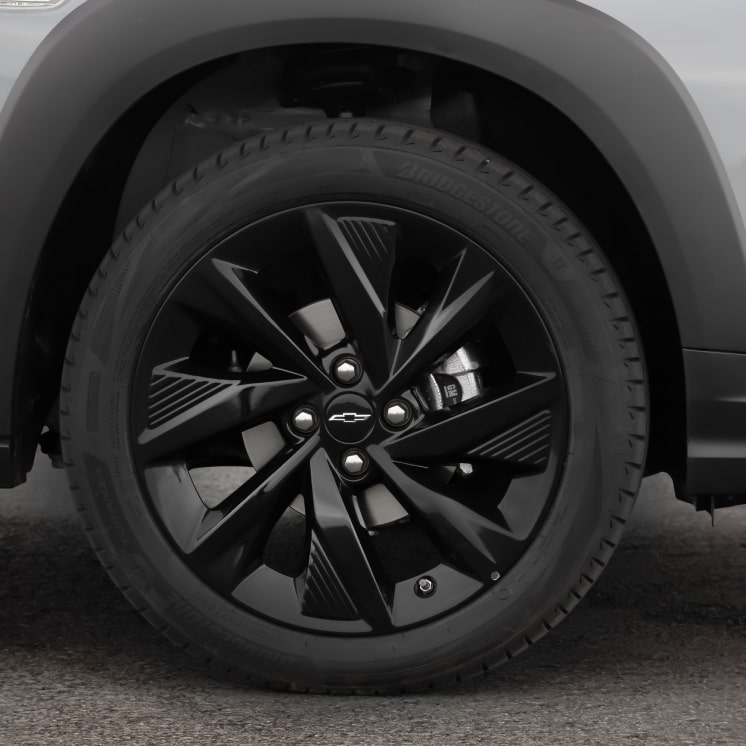 Foco na roda de liga leve e 17 polegadas do Chevrolet Sonic com design diferenciado na cor preta.