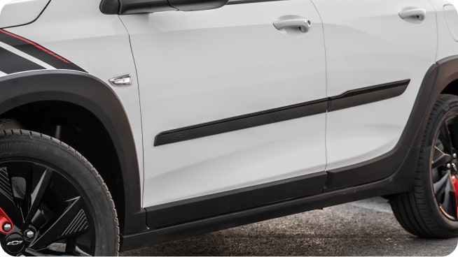 Destaque para a lateral do Chevrolet Sonic onde temos o friso de porta em preto.