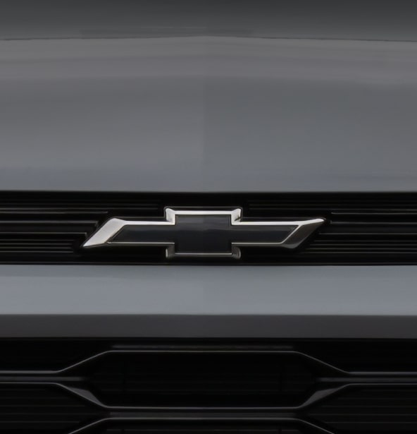 Emblema Chevrolet em destaque na grade frontal do Sonic 2027.