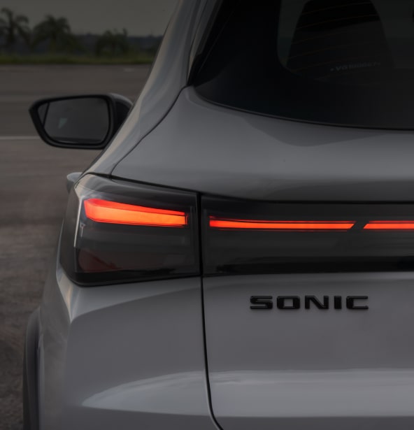 Lanterna traseira LED do Chevrolet Sonic 2027 com assinatura luminosa.