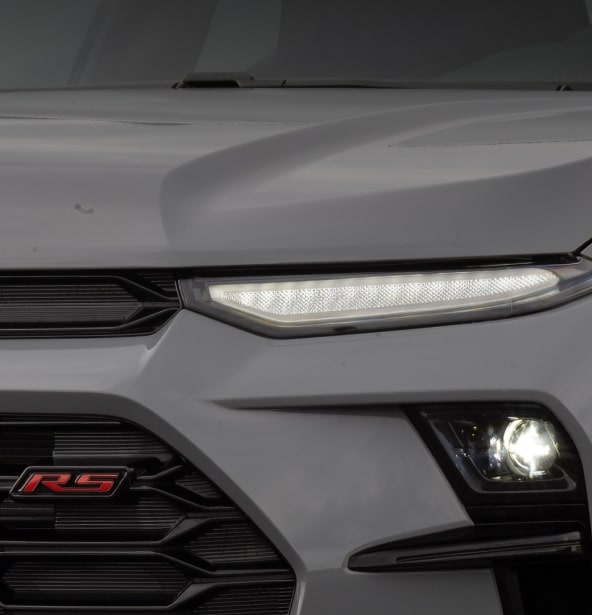 Faróis full LED do Chevrolet Sonic 2027 RS com luzes acesas.
