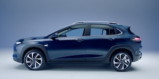 Perfil lateral do Chevrolet Sonic 2027 na cor azul