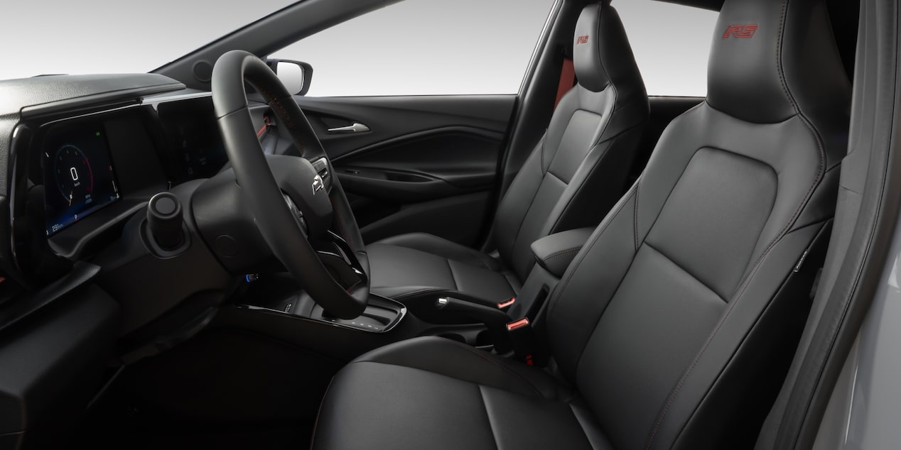 Interior do Chevrolet Sonic 2027 com bancos dianteiros e painel.