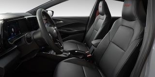 Interior do Chevrolet Sonic 2027 com bancos dianteiros e painel.