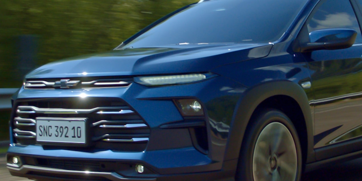 Detalhe da dianteira do Chevrolet Sonic 2027 azul.